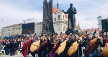 Понад 400 бандуристів у центрі Львова одночасно виконали твори Шевченка. Атмосферне відео
