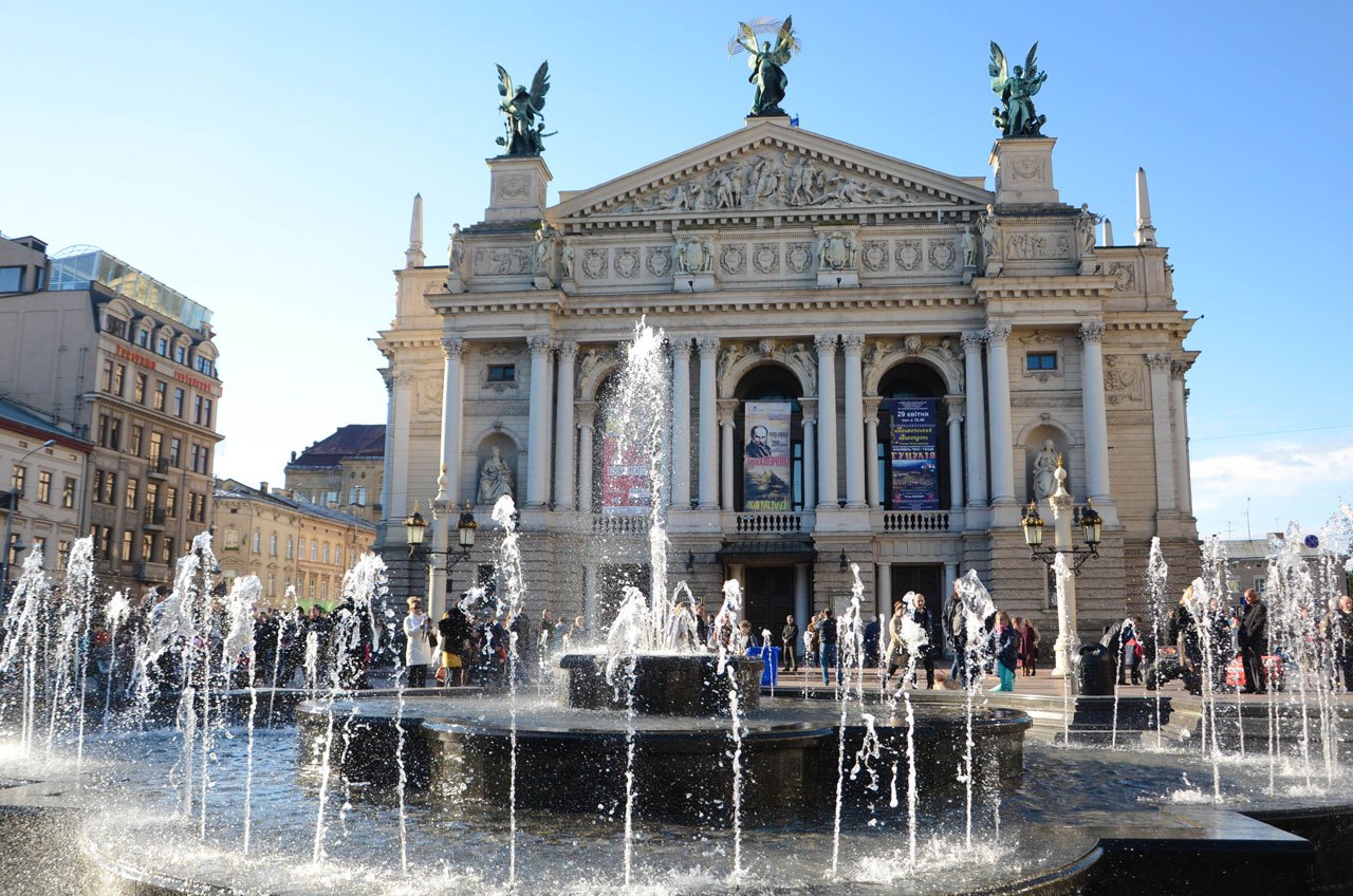 Теперішній фонтан перед Оперним театром оперний театр опера