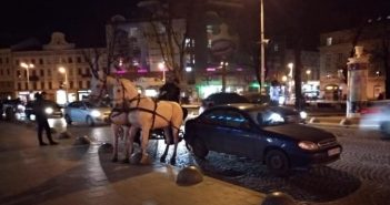 В центрі Львова карета в’їхала в автівку. Відео