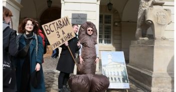 У центрі Львова чоловік у костюмі пеніса закликав «вставати за права жінок».
