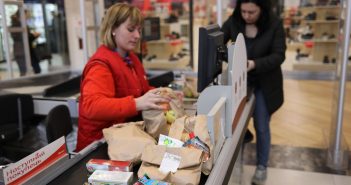 Львівські супермаркети показали, яку альтернативу пропонують поліетилену