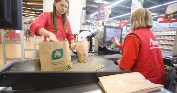 Львівські супермаркети показали, яку альтернативу пропонують поліетилену