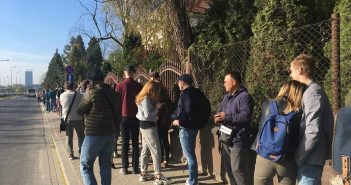 Черги уп’ятеро довші, аніж в першому турі: українці Варшави «оточили» виборчу дільницю