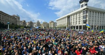 Захисти Україну: на “Олімпійський” прийшла кілометрова колона