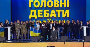 Порошенко і Зеленський стали на коліна перед народом