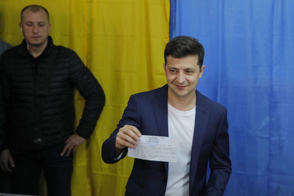 Зеленський показав свій бюлетень із хрестиком навпроти прізвища кандидата (9 фото)