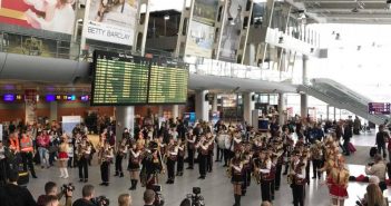В аеропорту Львова гостей зустрічав оркестр і сотня артистів (фото, відео)