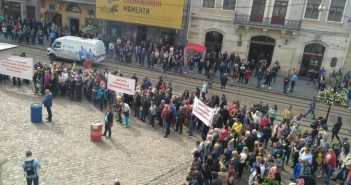 Львівську міську раду пікетують підприємці. Чого вимагають