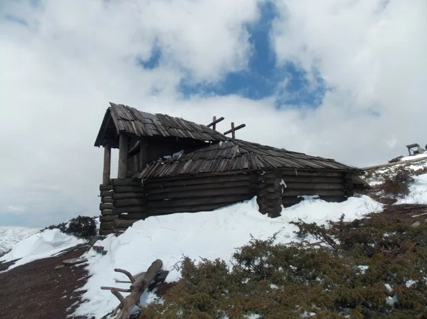 На високогір’ї Карпат виявили старовинну хатину: унікальній знахідці немає рівних