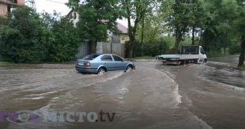 Львівські вулиці затопила злива. Фото, відео