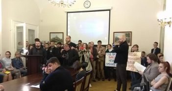 Псевдоактивісти зірвали засідання виконкому ЛМР і облили фарбою чиновників