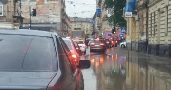 Львів "поплив" після проливних грозовищ дощів: фото, відео