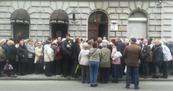 У центрі Львова виникла черга із українців, які отримують італійську пенсію