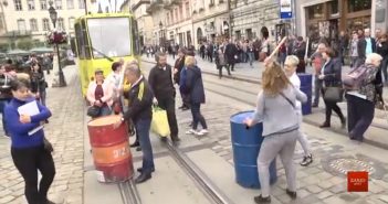 Протестувальники під Львівською міськрадою перекрили рух трамваїв (відео)