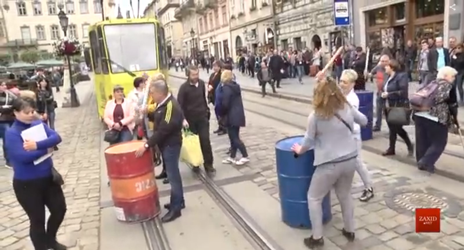 Протестувальники під Львівською міськрадою перекрили рух трамваїв (відео)