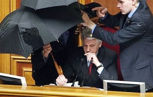 Опозиція кидає яйця, Володимир Литвин ховається під парасолями