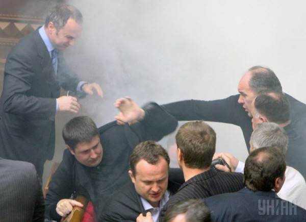 Нестор Шуфрич (зліва на фото) прийшов захищати регіоналів від димових шашок