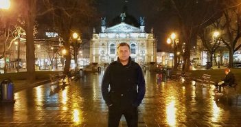 "Вузькі вулички з бруківкою, але не Париж. Запах свіжозвареної кави, але не Відень..." - відгук вдячного туриста про Львів