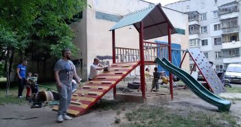 Мешканці Сихова власним коштом облаштували дитячий майданчик
