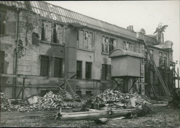 Пошкоджене під час бомбардування приміщення електростанції на Персенківці. Фото 1918-1919 рр.