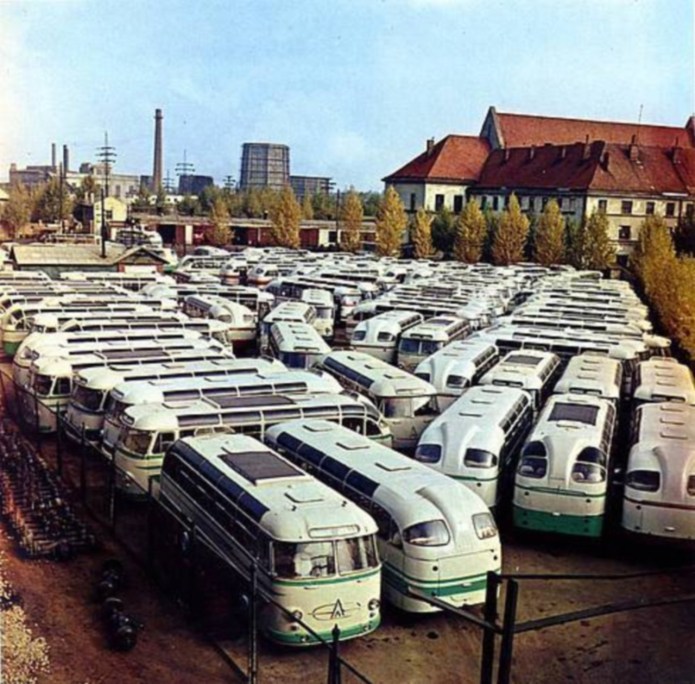 Монастир кармелітів босих в межах автобусного заводу. Фото 1965 року
