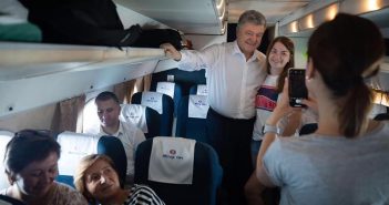Екс-президент Порошенко здивував українців, з’явившись на рейсовому літаку