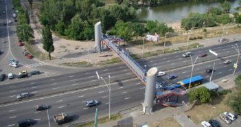 Надземний пішохідний перехід на проспекті Степана Бандери у Києві. Схожі переходи планують збудувати над трасою Київ-Чоп біля Львова