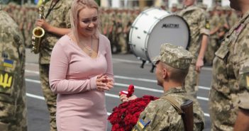 На Львівщині шестеро військових освідчилися своїм дівчатам під час присяги (фото)