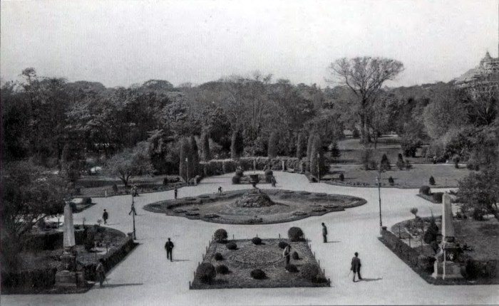 Площа перед будівлею Галицького Сейму (Головний корпус університету) на початку XX ст. Фото 1900 року