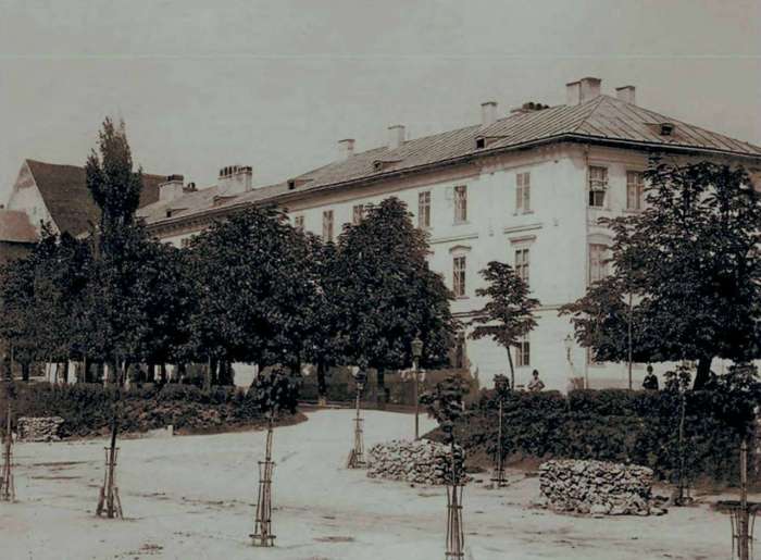 Німецька гімназія на вулиці Підвальній. Фото бл. 1890-го року