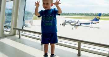 Трирічний хлопчик став мільйонним пасажиром у Львівському аеропорту. Фото