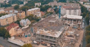 Без дерев та з аркою. Як реконструюють палац спорту «Україна» на Мельника. Відео з дрона