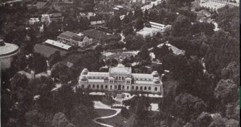 Вигляд тильної сторони палацу мистецтв під час Східних Торгів. Фото 1920-1930 рр.