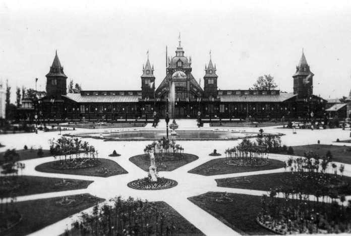 Павільйон промисловості та площа перед ним під час Крайової виставки в Стрийському парку. Фото 1894 року