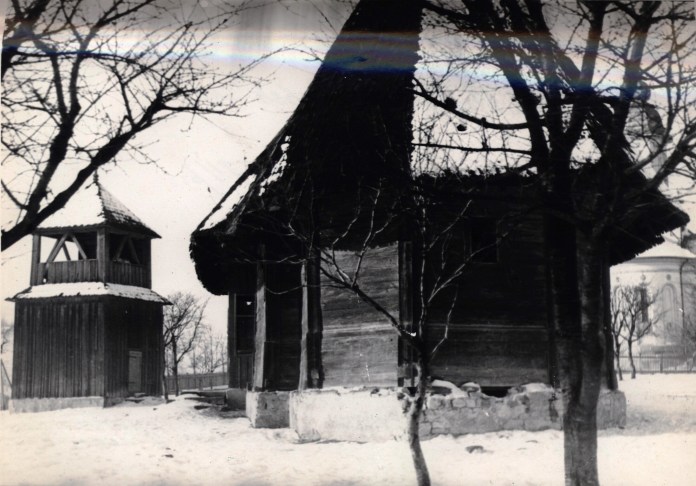 Троїцька церква з дзвіницею, що колись стояла в Чернівцях, а у гай була перевезена з Клокучки, де і зроблено фото