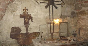 Давні хрест та флюгер, що височіли колись на костелі єзуїтів