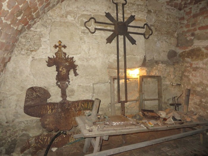 Давні хрест та флюгер, що височіли колись на костелі єзуїтів