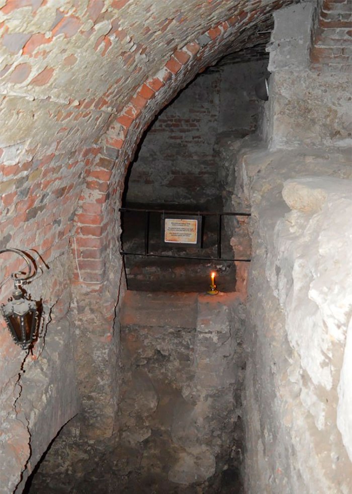 Залишки вікна будинку 14 ст. зі слідами від грат в глибинах підземелля костелу єзуїтів