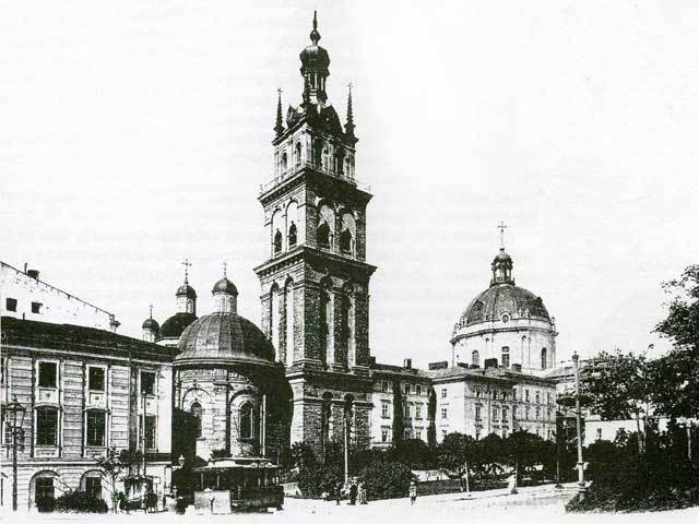 Успенська (Волоська) церква та сквер біля неї. Фото поч. XX ст.