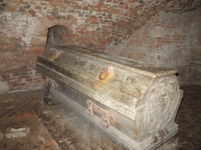 Саркофаг єпископа Вижицького в підземеллі костелу єзуїтів