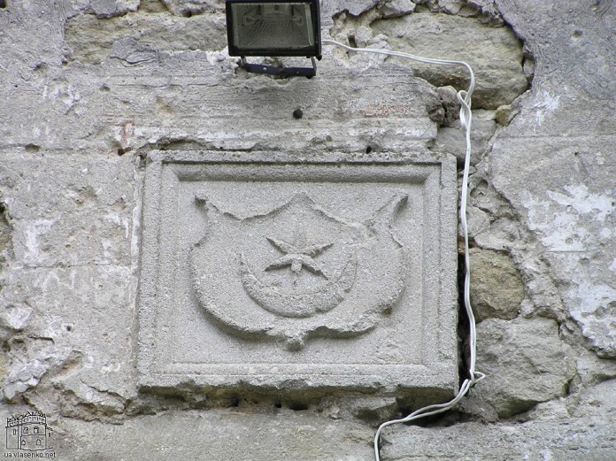 Герб Леліва (Сенявських) над західною брамою Старосільського замку