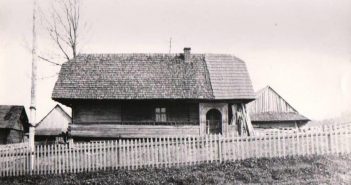 Хата з села Тухолька, де і зроблено фото