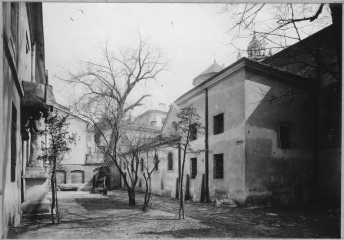 Північний дворик Вірменської церкви. Фото міжвоєнного періоду