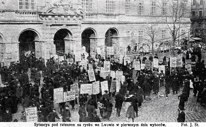 Площа Ринок під час виборів 1908 р. Джерело: „Nowości illustrowane” 1908