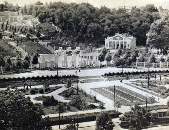 Площа перед входом до парку культури після його відкриття. Фото 1950-х рр