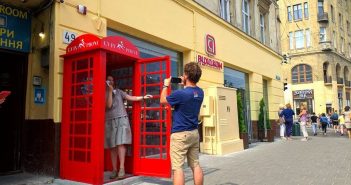 У центрі Львова встановили червону телефонну будку