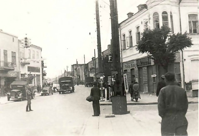 Вулиця Соборна, 1941 рік. Праворуч поворот на Петлюри, видно будинок Гальперіних. Фото знайшов і опублікував у мережі фейсбук Василь Гудзій