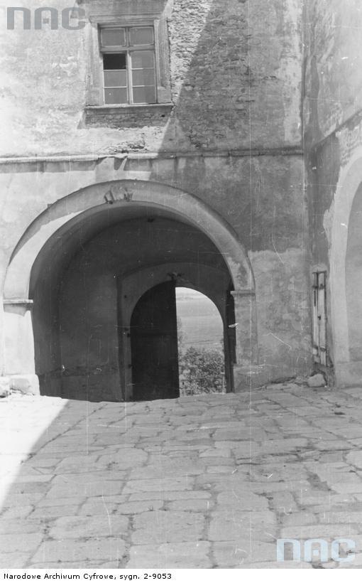 В’їзна брама Олеського замку. Фото 1939-1945 рр.