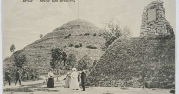 Вид на курган і рештки замку, поштівка 1906 року