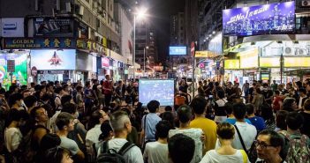 У Гонконзі протестувальники просто неба переглядають фільм "Зима у Вогні" про Революцію гідності